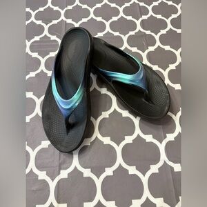 OOFOS WOMEN'S OOLALA LUXE SANDAL IN FROST Flip Flops Size 8